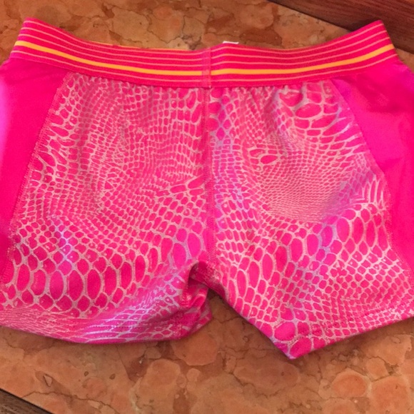 Under Armour Spandex Shorts - Picture 4 of 4